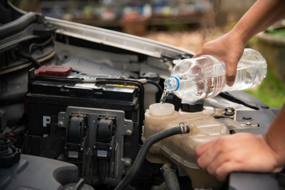 اضافه کردن مایع خنک کننده به رادیاتور