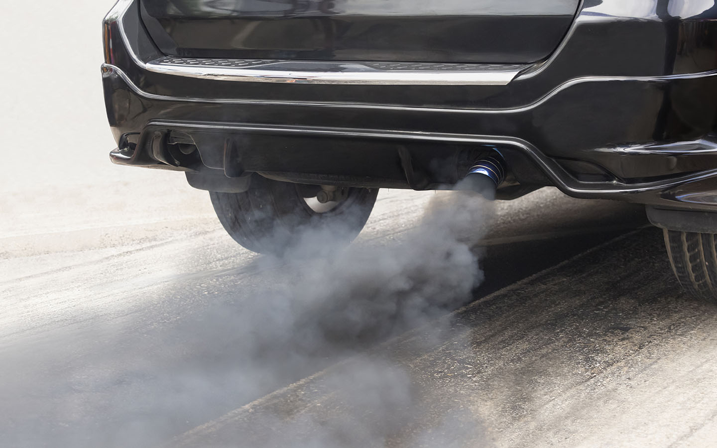 دود سیاه از اگزوز خودرو