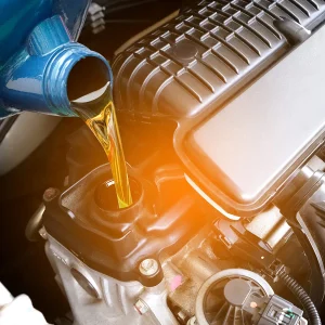 ۵ اشتباه رایج در تعویض روغن موتور که عمر خودرو را کاهش می‌دهند